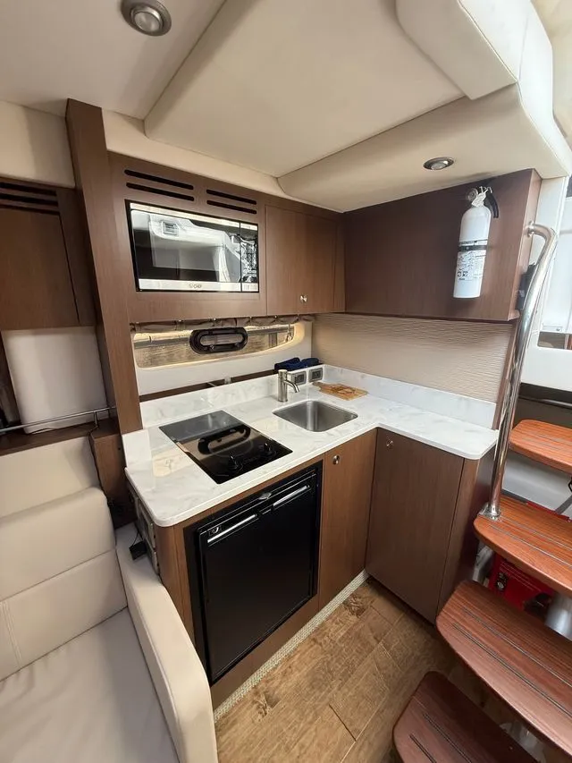 Slide: The Image of Sea Ray Sundancer 350 Coupe 2021 - 26