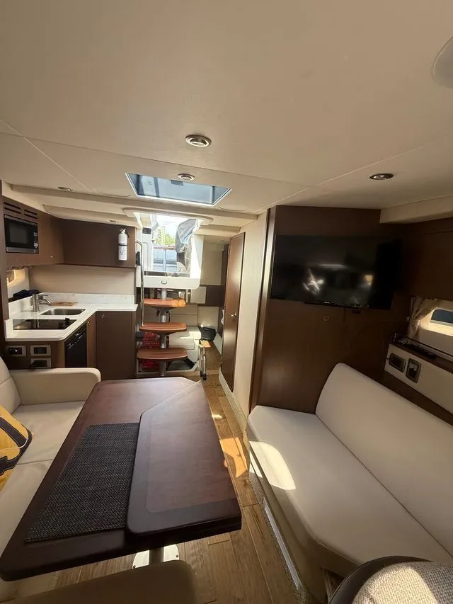 Slide: The Image of Sea Ray Sundancer 350 Coupe 2021 - 27