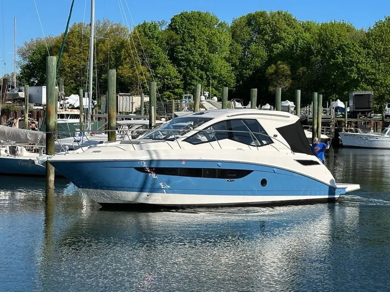 Slide: The Image of Sea Ray Sundancer 350 Coupe 2021 - 32