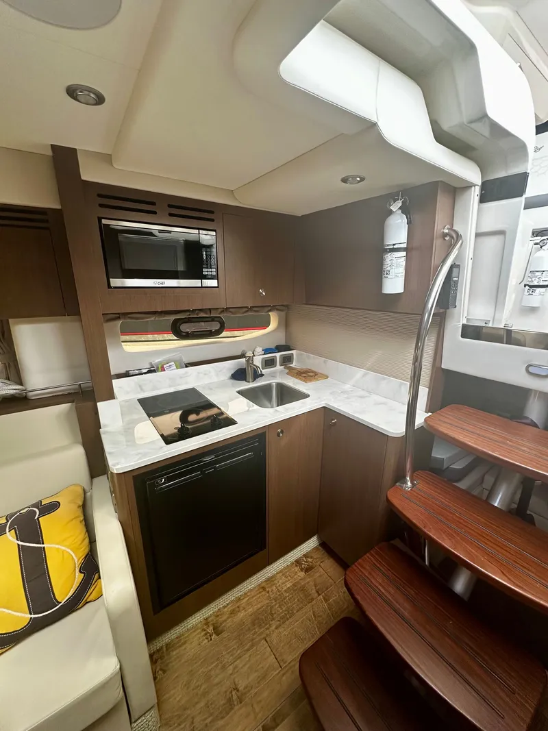 Slide: The Image of Sea Ray Sundancer 350 Coupe 2021 - 33