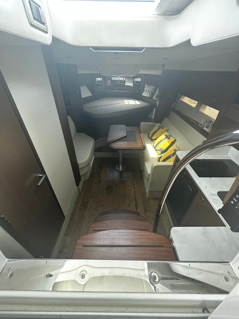 Slide: The Image of Sea Ray Sundancer 350 Coupe 2021 - 34