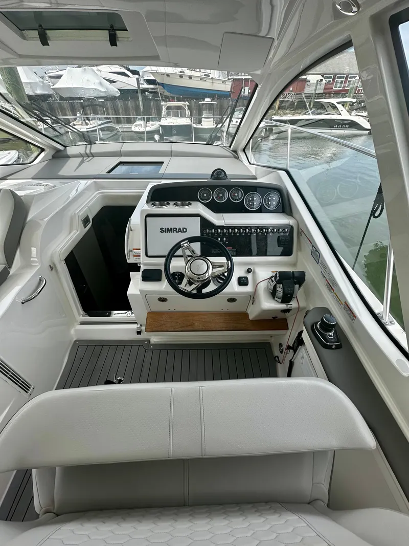 Slide: The Image of Sea Ray Sundancer 350 Coupe 2021 - 36