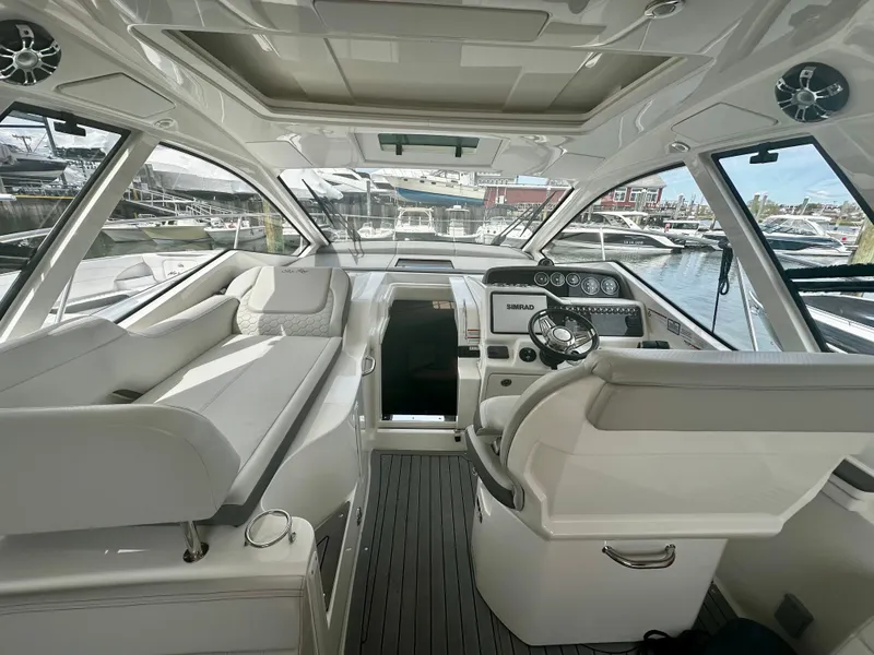Slide: The Image of Sea Ray Sundancer 350 Coupe 2021 - 37