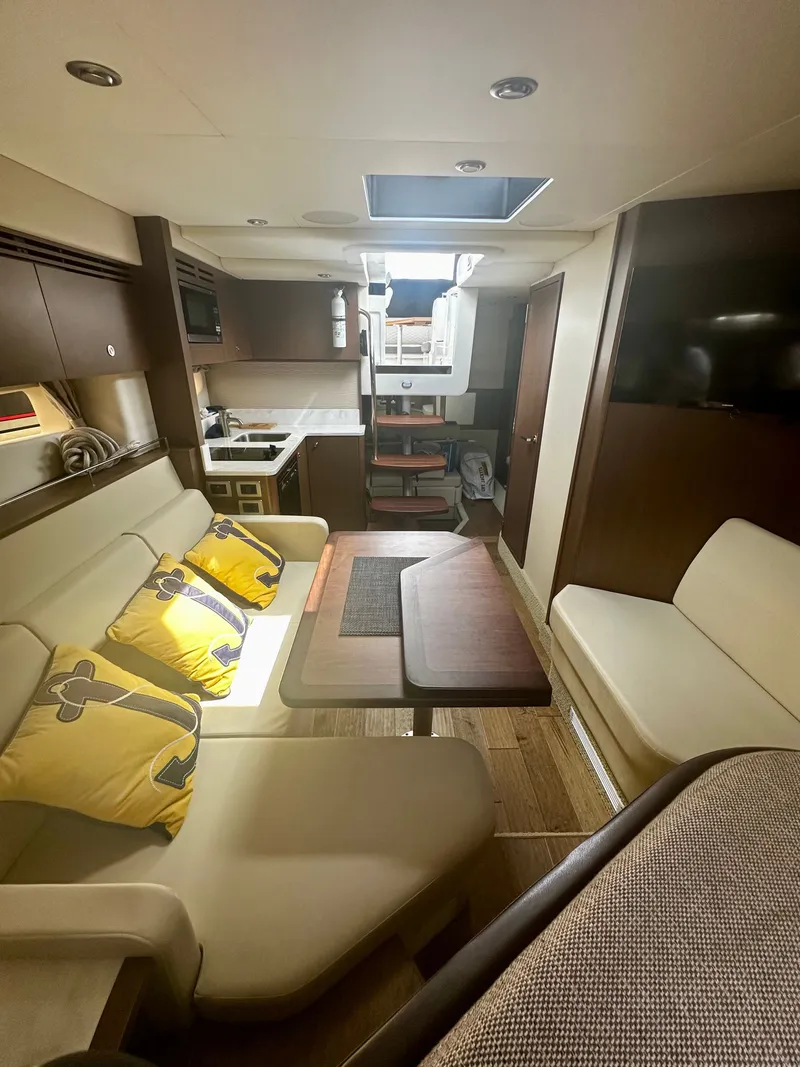 Slide: The Image of Sea Ray Sundancer 350 Coupe 2021 - 38