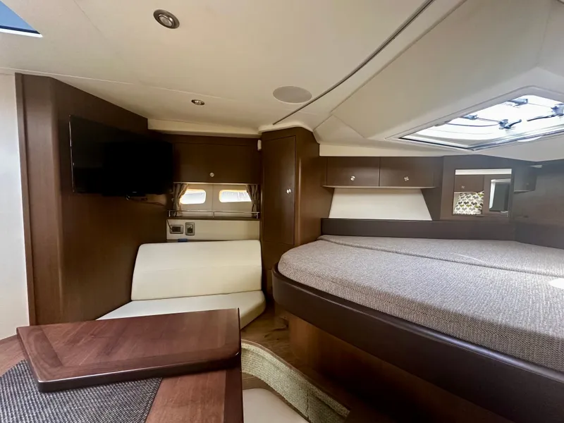Slide: The Image of Sea Ray Sundancer 350 Coupe 2021 - 39
