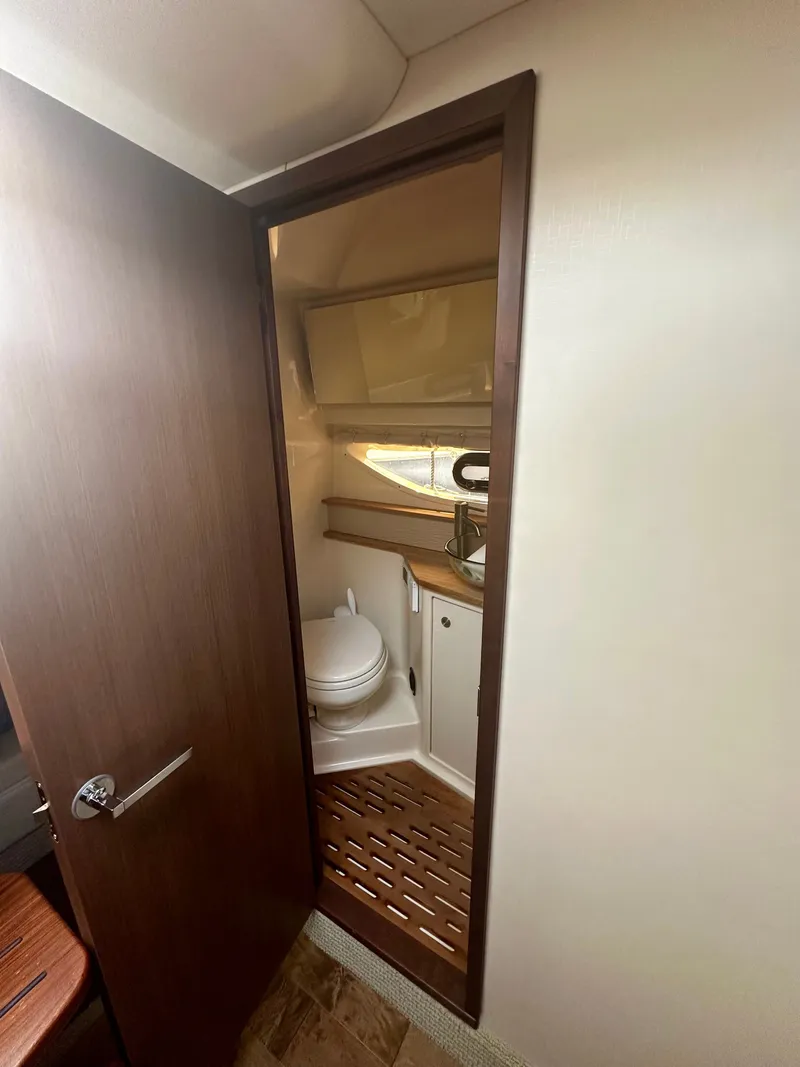 Slide: The Image of Sea Ray Sundancer 350 Coupe 2021 - 40