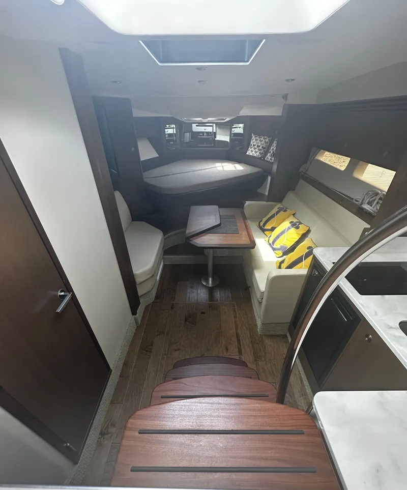 Slide: The Image of Sea Ray Sundancer 350 Coupe 2021 - 41