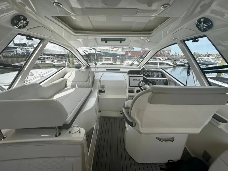 Slide: The Image of Sea Ray Sundancer 350 Coupe 2021 - 42