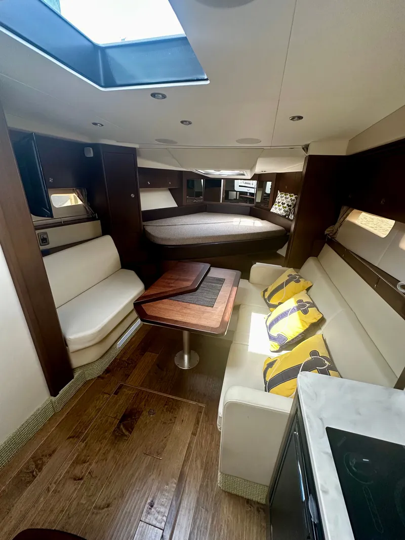 Slide: The Image of Sea Ray Sundancer 350 Coupe 2021 - 43