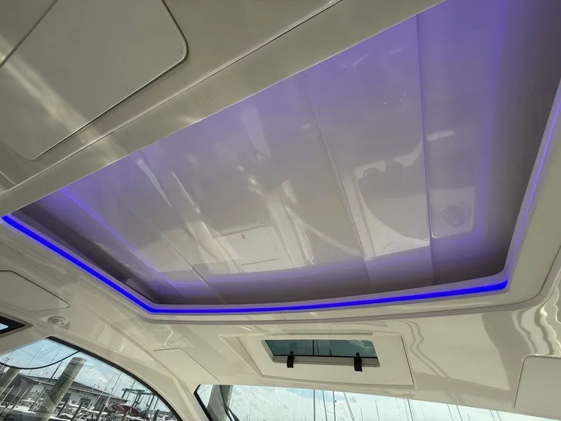 Slide: The Image of Sea Ray Sundancer 350 Coupe 2021 - 5