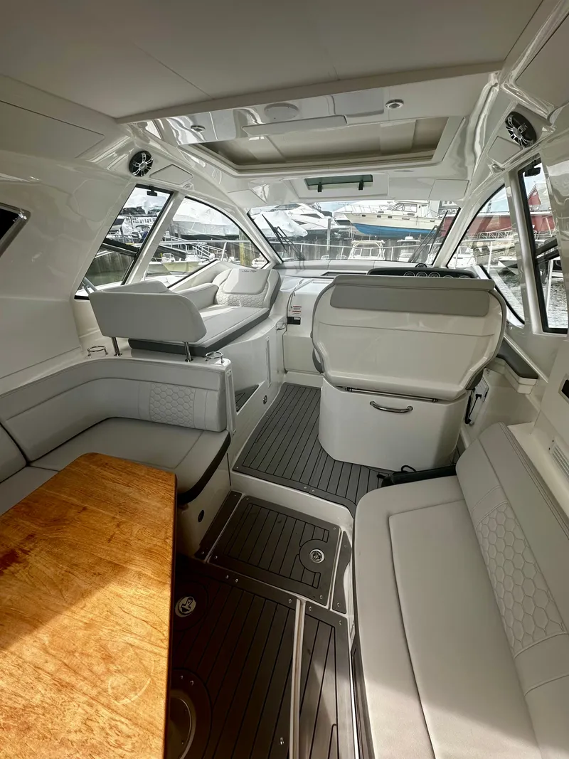 Slide: The Image of Sea Ray Sundancer 350 Coupe 2021 - 50