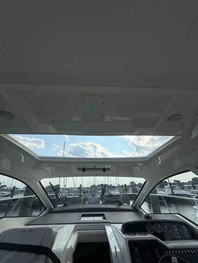 Slide: The Image of Sea Ray Sundancer 350 Coupe 2021 - 6