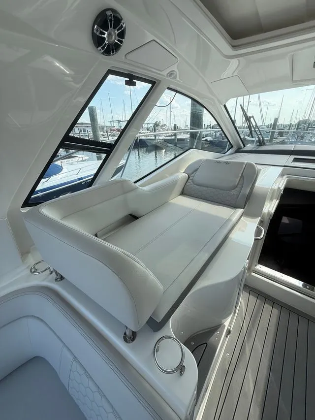 Slide: The Image of Sea Ray Sundancer 350 Coupe 2021 - 7
