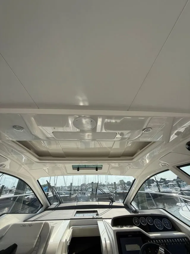 Slide: The Image of Sea Ray Sundancer 350 Coupe 2021 - 8