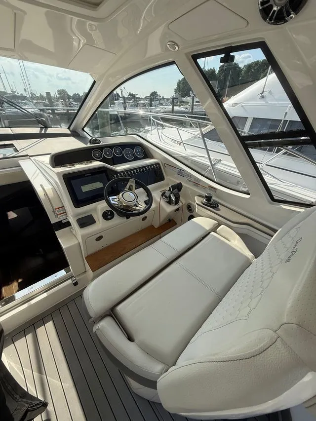 Slide: The Image of Sea Ray Sundancer 350 Coupe 2021 - 9