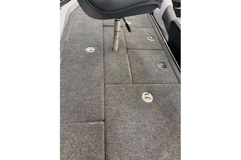 Slide: The Image of 2026 Ranger Z518 boat interior with gray carpet and adjustable seat. - 8
