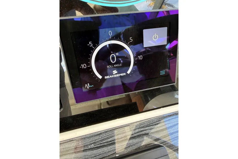 Slide: The Image of Seakeeper display on 2021 World Cat 400 DC-X showing roll angle at zero. - 31