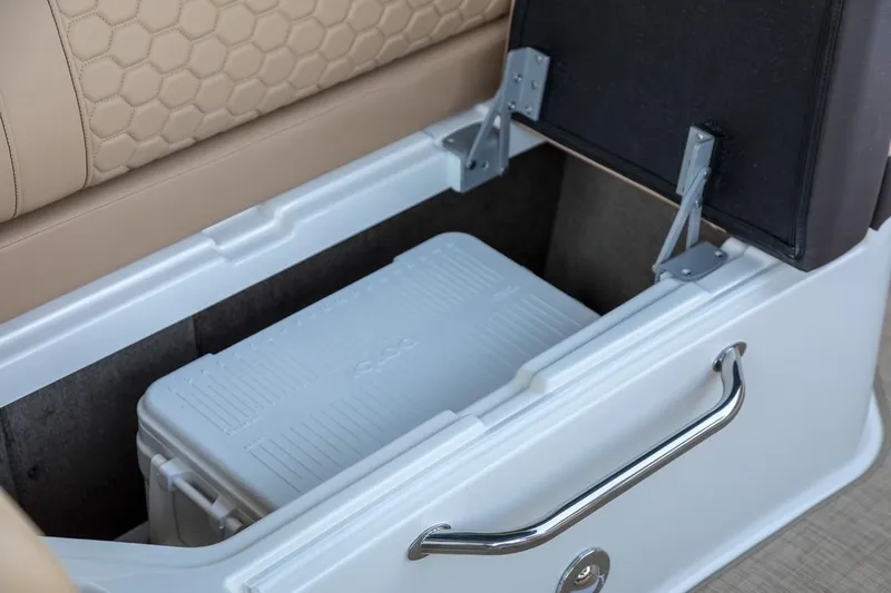 Slide: The Image of Cooler with drinks and ice on a 2019 Sea Ray SDX 270 boat. - 15