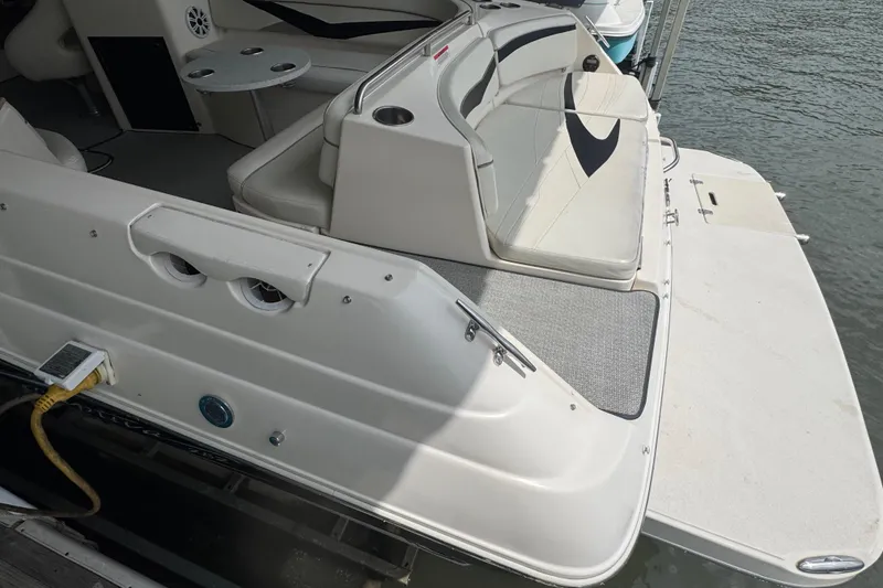 Slide: The Image of 2006 Rinker 282 Captiva Bowrider boat with spacious seating and swim platform. - 27