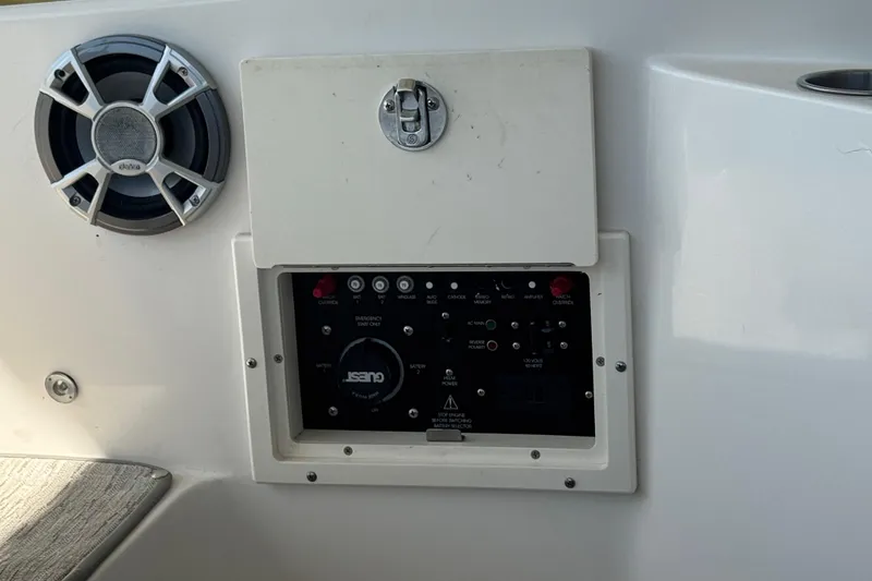 Slide: The Image of Control panel and speaker on a 2006 Rinker 282 Captiva Bowrider boat. - 21