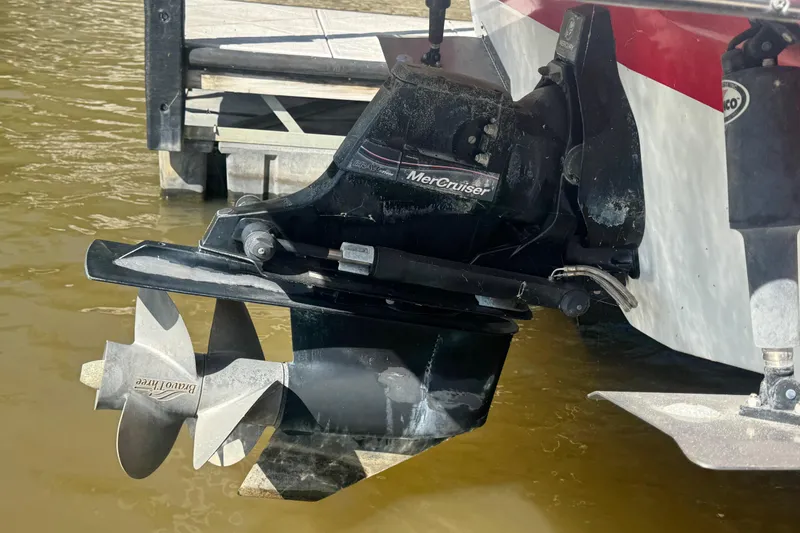 Slide: The Image of 2006 Rinker 282 Captiva Bowrider with MerCruiser outdrive in water. - 23