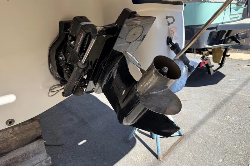 Slide: The Image of Propeller and outdrive of a 2000 Regal Commodore 2960 boat on display. - 4