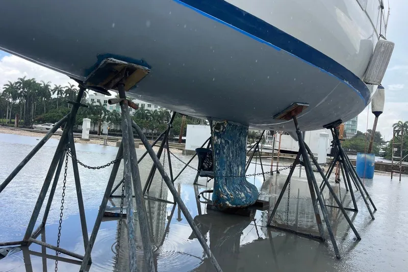 Slide: The Image of 2006 Beneteau Oceanis Clipper 323 sailboat on stands for maintenance. - 10