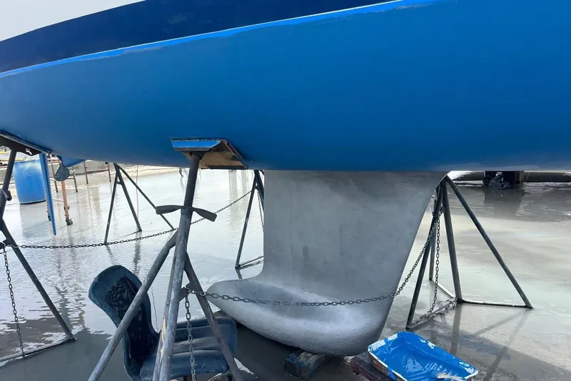 Slide: The Image of 2006 Beneteau Oceanis Clipper 323 sailboat keel in dry dock maintenance. - 11