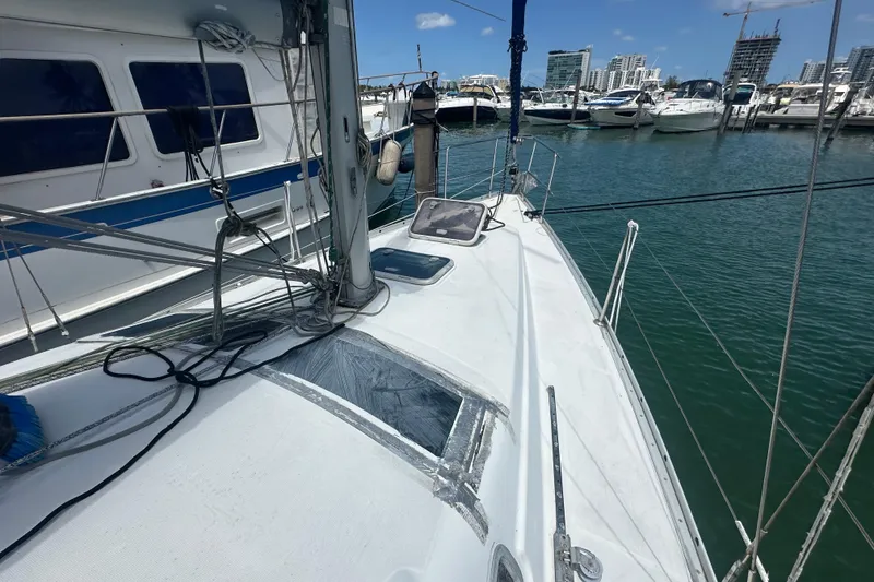 Slide: The Image of 2006 Beneteau Oceanis Clipper 323 sailboat docked in a marina, clear sky. - 15