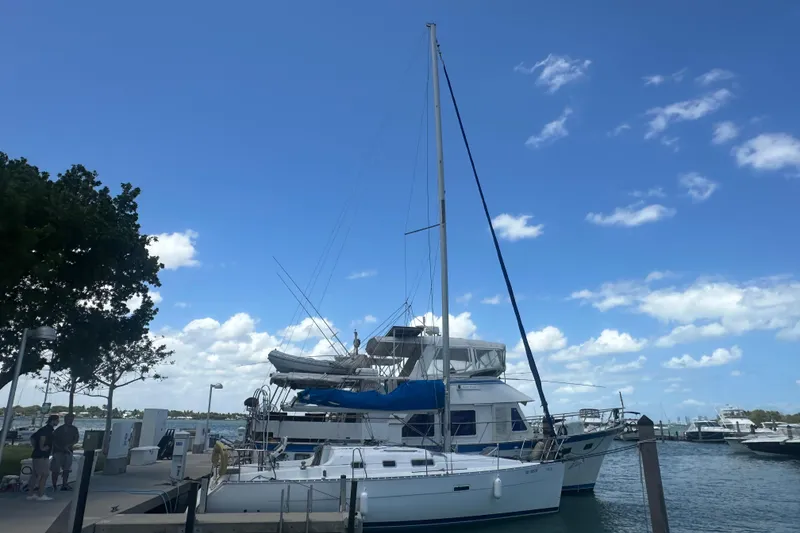 Slide: The Image of 2006 Beneteau Oceanis Clipper 323 sailboat docked under a clear blue sky. - 26