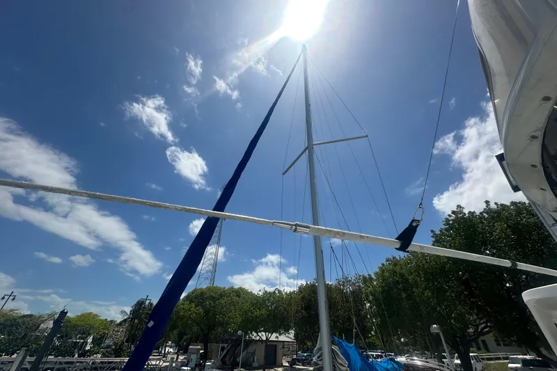Slide: The Image of Sailboat mast of 2006 Beneteau Oceanis Clipper 323 under a bright blue sky. - 27