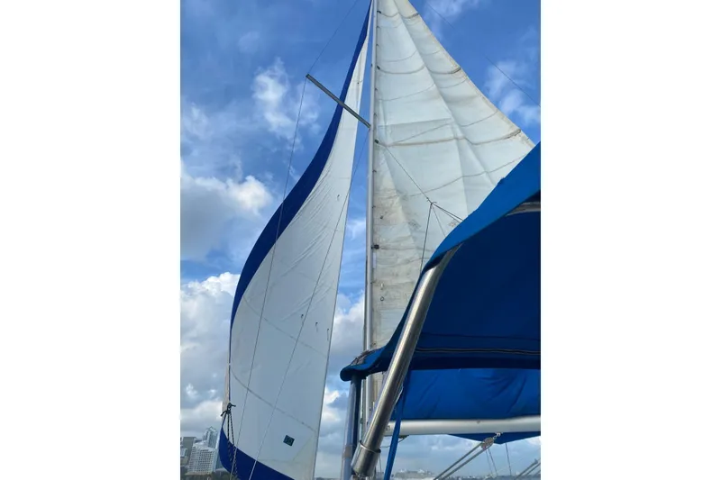 Slide: The Image of Sailing on a 2006 Beneteau Oceanis Clipper 323 under clear blue skies. - 36