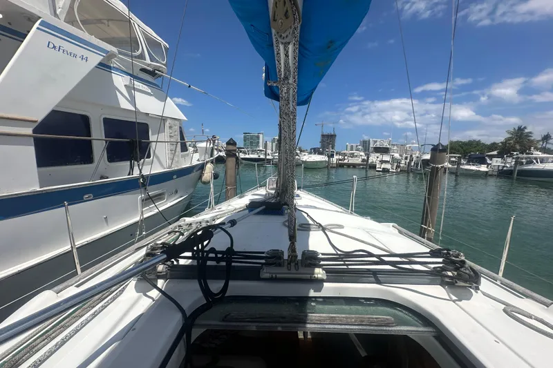 Slide: The Image of 2006 Beneteau Oceanis Clipper 323 sailboat docked in a sunny marina. - 49