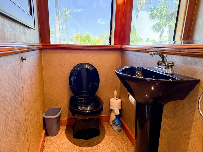 Slide: The Image of Luxurious bathroom on Cheoy Lee 68 Motor Yacht, year 2004. - 47