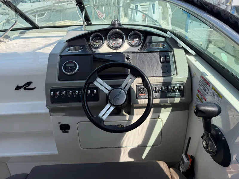 Slide: The Image of Cockpit of 2014 Sea Ray Sundancer 260 boat. - 12