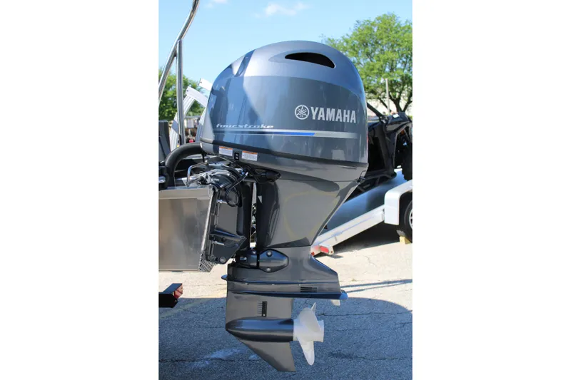 Slide: The Image of Yamaha four-stroke outboard motor on 2025 SunCatcher Select 20RC boat. - 7