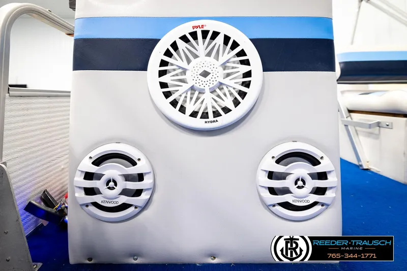 Slide: The Image of Boat audio system featuring Hydra and Kenwood speakers, model 192-23, year 1994. - 43