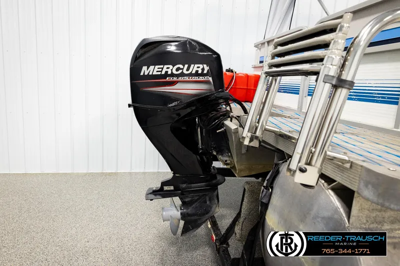 Slide: The Image of Mercury FourStroke outboard motor on Hydra 192-23 boat, 1994 model, in a showroom. - 45