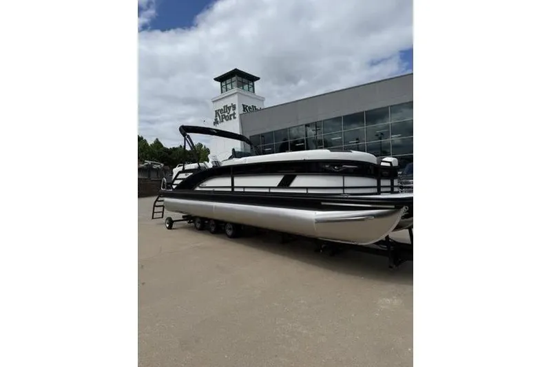 The Image of 2025 Bennington 26 MFB-SPT pontoon boat displayed outside dealership. - 1