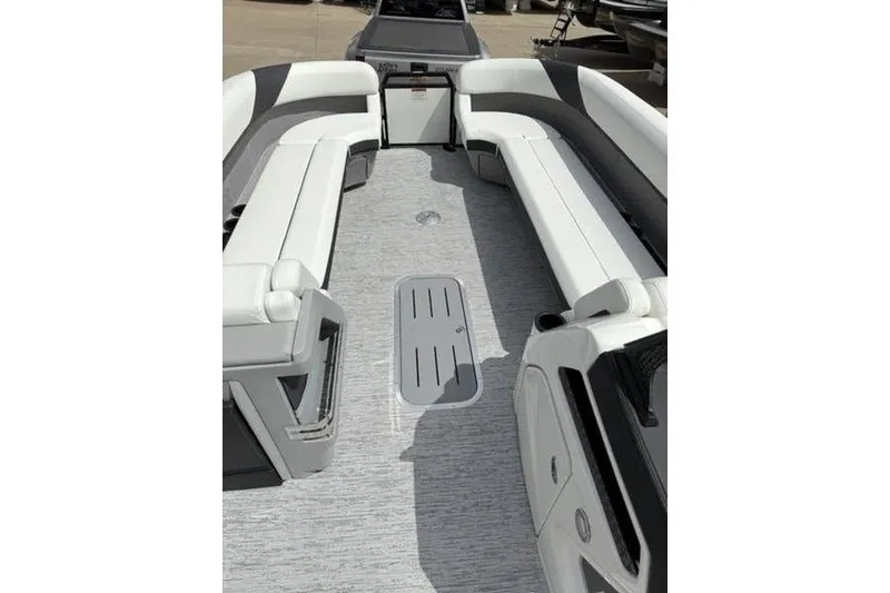 Slide: The Image of 2025 Bennington 26 MFB-SPT boat interior with spacious seating and modern design. - 14