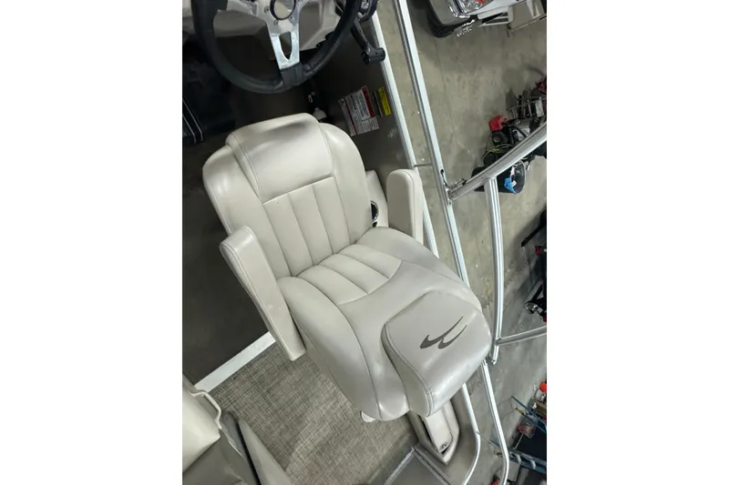 Slide: The Image of Captain's chair on 2014 Bennington 22 SSX boat, featuring plush white upholstery. - 7