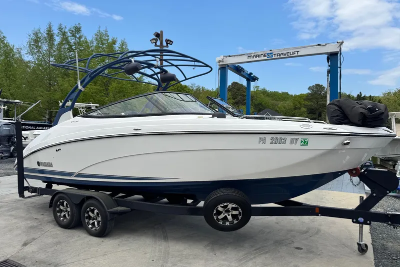 The Image of 2020 Yamaha Boats 242SE on trailer, ready for transport at marina. - 0