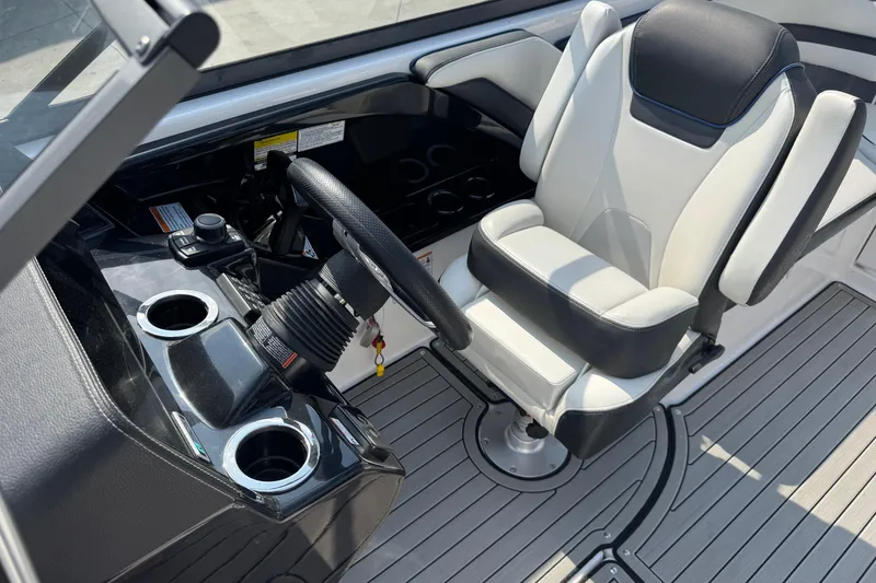 Slide: The Image of Captain's seat and helm of 2020 Yamaha Boats 242SE, featuring sleek design and controls. - 12