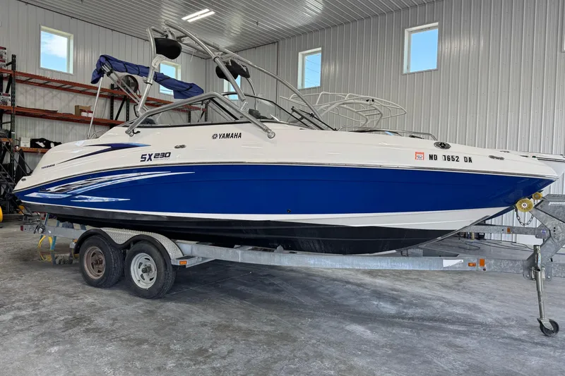 The Image of 2007 Yamaha Boats SX230 HO on trailer in indoor storage facility. - 0