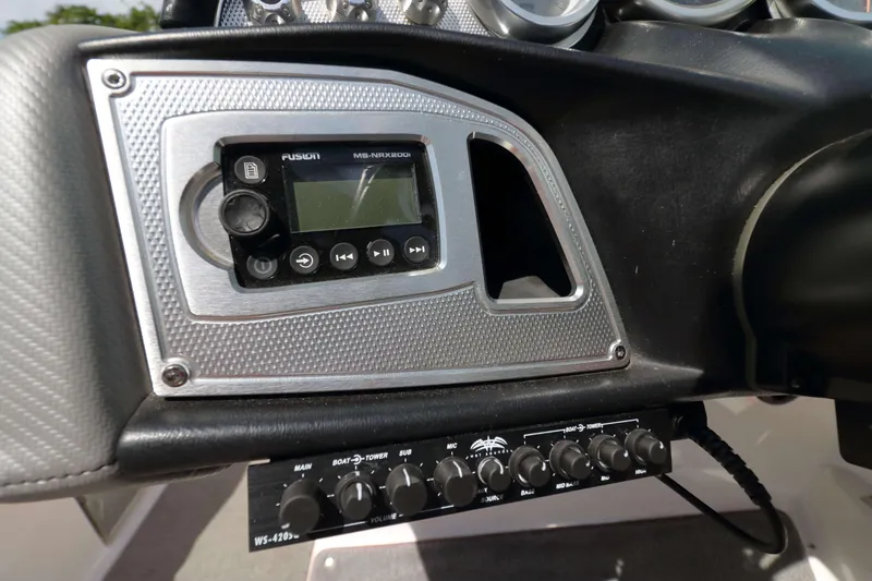 Slide: The Image of 2014 MasterCraft X-25 dashboard featuring Fusion MS-NRX200i stereo system and control panel. - 23