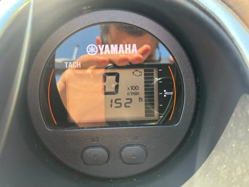 Slide: The Image of Yamaha tachometer on 2019 Bennington 23 QLC boat, displaying 152 hours. - 15