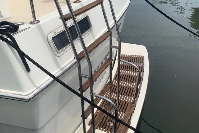 Slide: The Image of Gulfstar MK2 1985 boat with swim ladder at stern. - 38