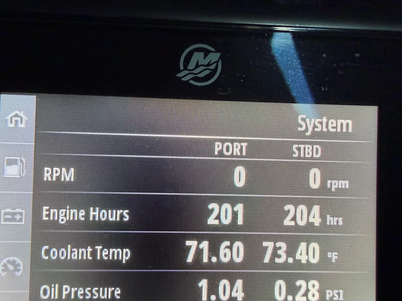 Slide: The Image of Blackfin 272 DC 2019 engine display showing hours and temperatures. - 9