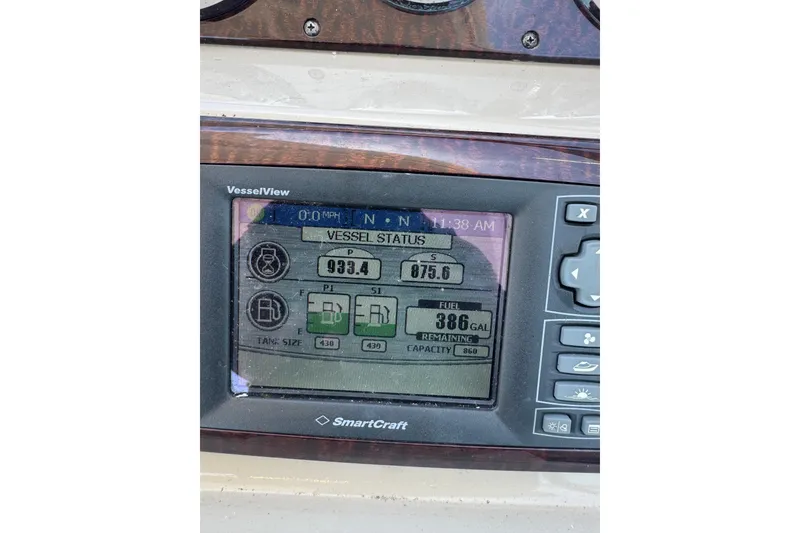 Slide: The Image of SmartCraft VesselView display on 2009 Sea Ray Sundancer 350 showing vessel status and fuel levels. - 21