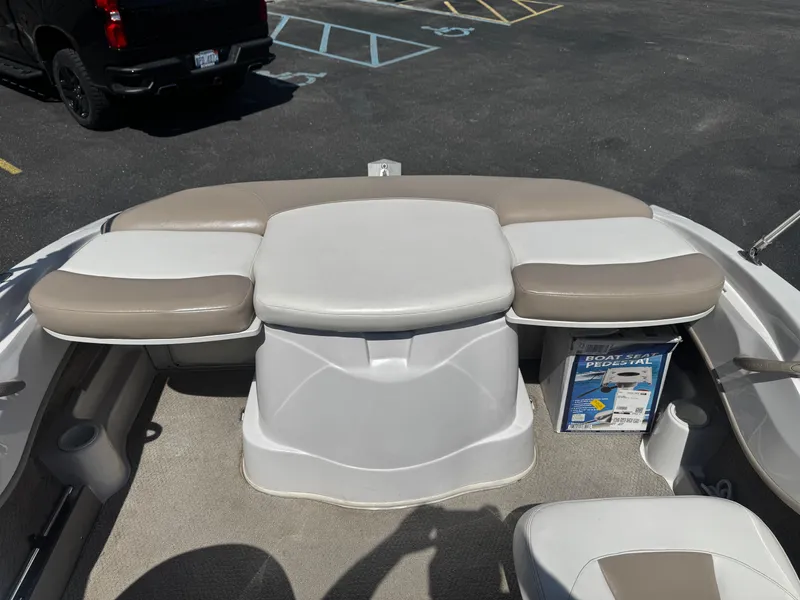 Slide: The Image of Interior of a 2006 Four Winns 180 Horizon boat. - 11